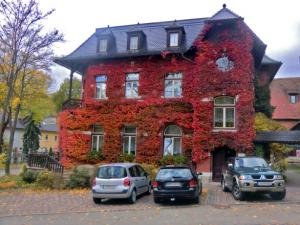 Rotes Weinlaub an der Fassade Erfurter Straße 102 (Papiermühle)