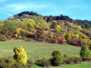 Naturschutzgebiet Kernberge-Wöllmisse mit Laubfärbung im Herbst