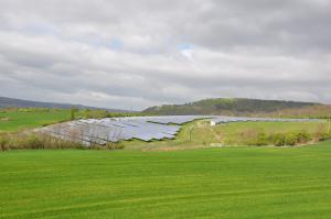 Die Photovoltaik-Anlage Ilmnitz, umgeben von grünen Feldern.
