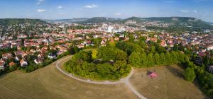Blick über Jena mit Friedensberg im Vordergrund