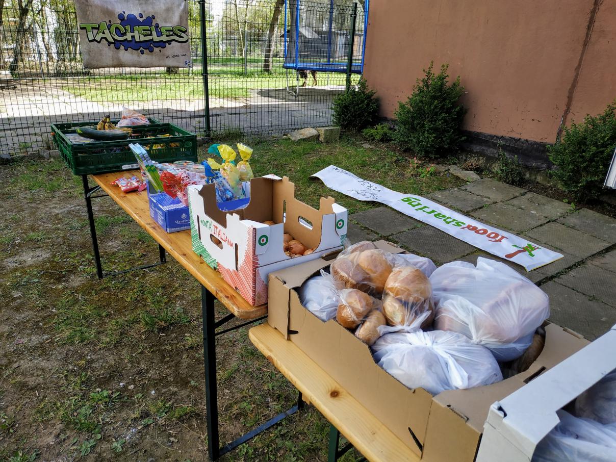 Lebensmittel werden auf einem Tisch gesammelt und verschenkt
