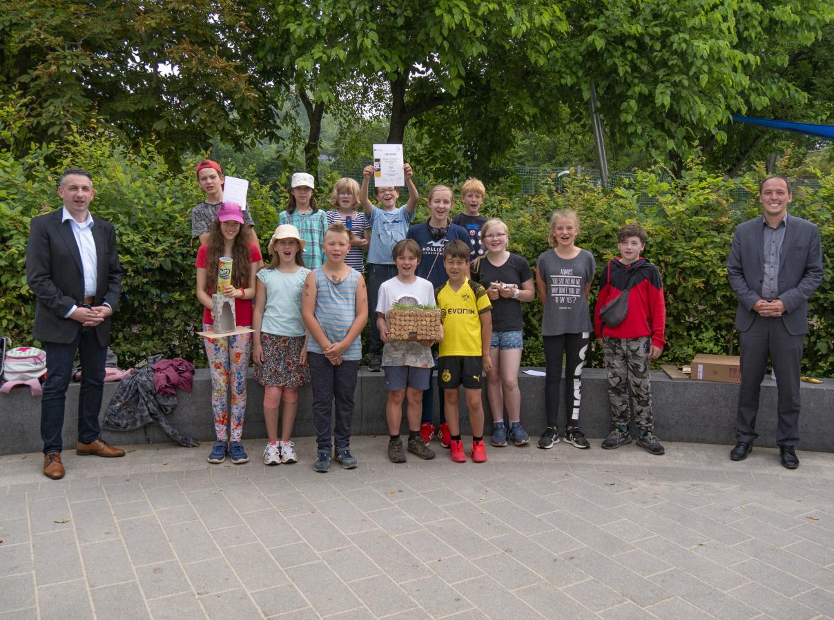 Gruppenbild der Gewinner des  Kinder- & Jugend-Umweltpreises 2021: die Kinder halten die Gewinnerurkunde hoch