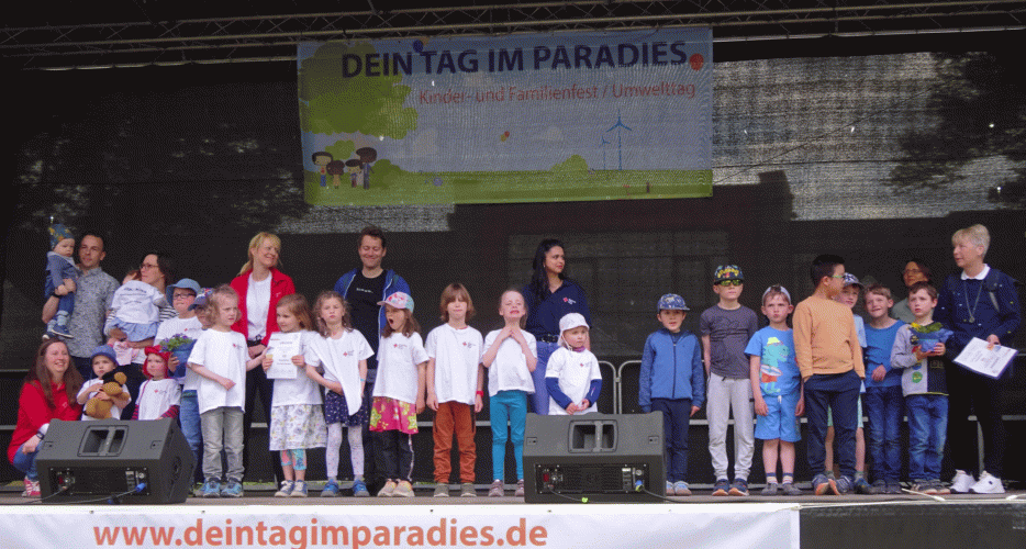 Kindergartengruppe auf einer Bühne