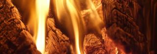 Brennendes Holz in einem Ofen