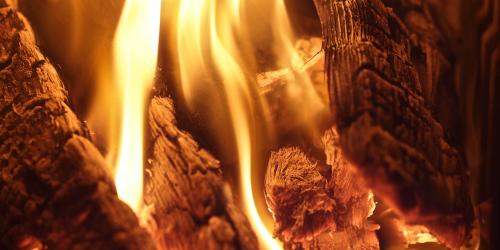 Brennendes Holz in einem Ofen