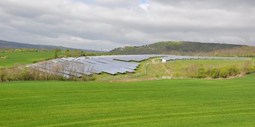 Die Photovoltaik-Anlage Ilmnitz, umgeben von grünen Feldern.