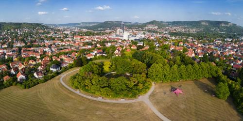 Blick über Jena mit Friedensberg im Vordergrund