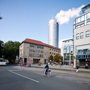 Eine Frau fährt mit dem Fahrrad den Löbdergraben entlang