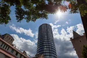 Versteckter Blick auf den Jentower mit Gegenlicht