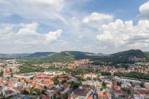 Blick vom Jentower über die Innenstadt und ins Saaletal