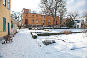 Gebäude in winterlicher Schneelandschaft