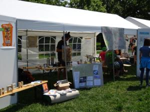 Weißer Pavillon bestückt mit Ausstellungsstücken und Plakaten zum Thema "Plastikmüll"