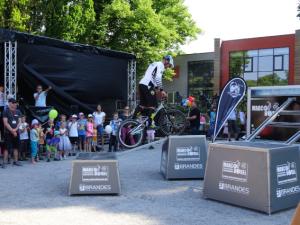 Radfahrer balanciert auf einem Brett zwischen zwei Kisten