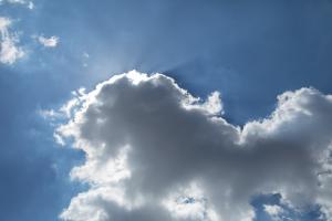 Wolken am blauen Himmel