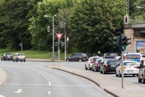 zweispurige Straße mit Autos vor Ampel