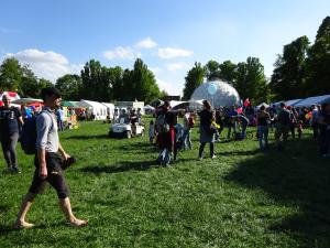 Blick über die Rasenmühleninsel mit Besuchern zum Klimapavillon