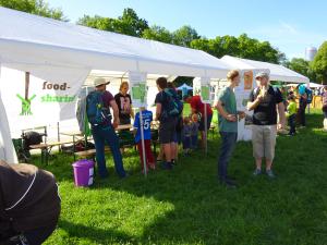 Weißer Pavillon Foodsharing, davor Besucher im Gespräch