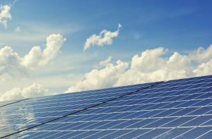 Photovoltaikanlage vor blauem Himmel mit weißen Wolken