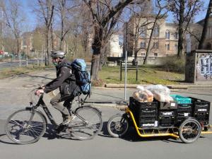 Ein Fahrradfahrer transportiert Lebensmittel mit einem Fahrradanhänger