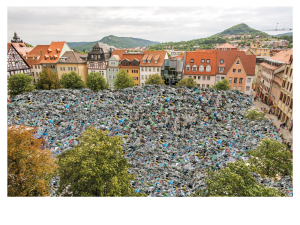 Auf dem Jenaer Marktplatz liegen die Leichtverpackungsabfälle eines ganzen Jahres.