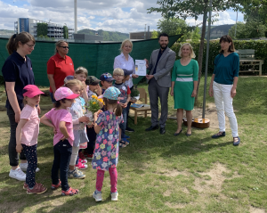 Kinder bekommen im Garten der Kita den Umweltpreis verliehen