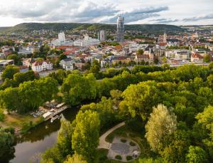 Jena mit der Saale im Vordergrund, Jentower im Hintergrund