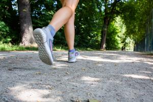 Bildausschnitt Beine einer joggenden Person im Park