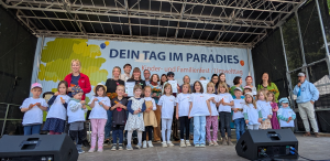 eine Gruppe von Kindergarten- und Schulkindern stehen auf der Bühne nachdem sie Preise bekommen haben