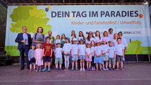 Gruppenfoto auf einer Bühne mit den Gewinnern des Kinder- und Jugend-Umweltpreises 2026