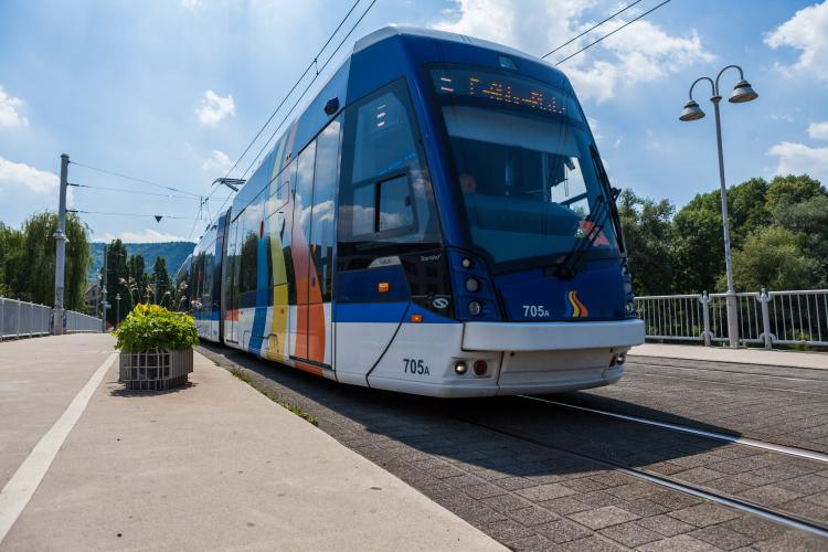 Straßenbahn unterwegs über die Camsdorfer Brücke in Jena