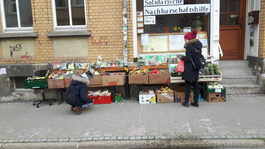 foodsharing-Verteilerstation am Magdelstieg, an der Lebensmittel verteilt werden