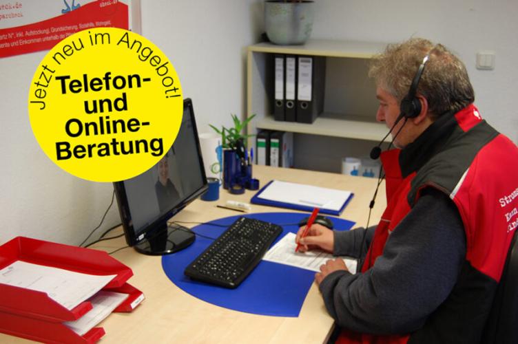 Ein Mann führt eine Energieberatung per Telefon durch. Er schaut gleichzeitig auf einen PC-Bildschirm. Auf einem gelb hervorgehobenem Textfeld steht: "Neu im Angebot: Telefon- und Online-Beratung!"