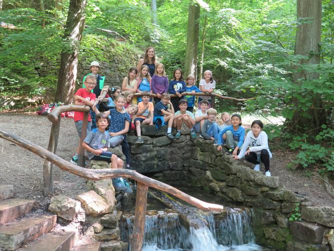 Klassenfoto von Schülerinnen und Schülern der Nordschule im Grünen