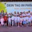 Gruppenfoto auf einer Bühne mit den Gewinnern des Kinder- und Jugend-Umweltpreises 2026