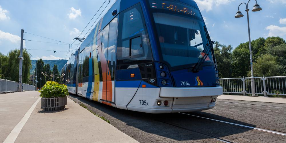 Straßenbahn unterwegs über die Camsdorfer Brücke in Jena