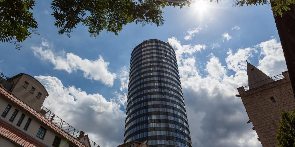 Versteckter Blick auf den Jentower mit Gegenlicht