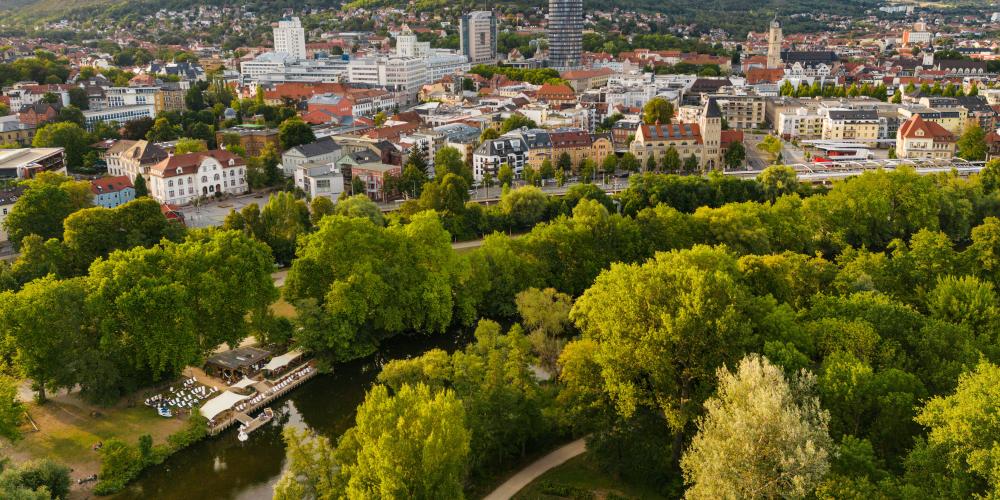 Jena mit der Saale im Vordergrund, Jentower im Hintergrund