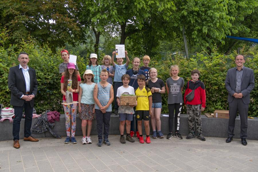 Gruppenbild der Gewinner des  Kinder- & Jugend-Umweltpreises 2021: die Kinder halten die Gewinnerurkunde hoch