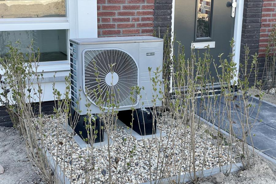 Wärmepumpe vor einem Wohngebäude