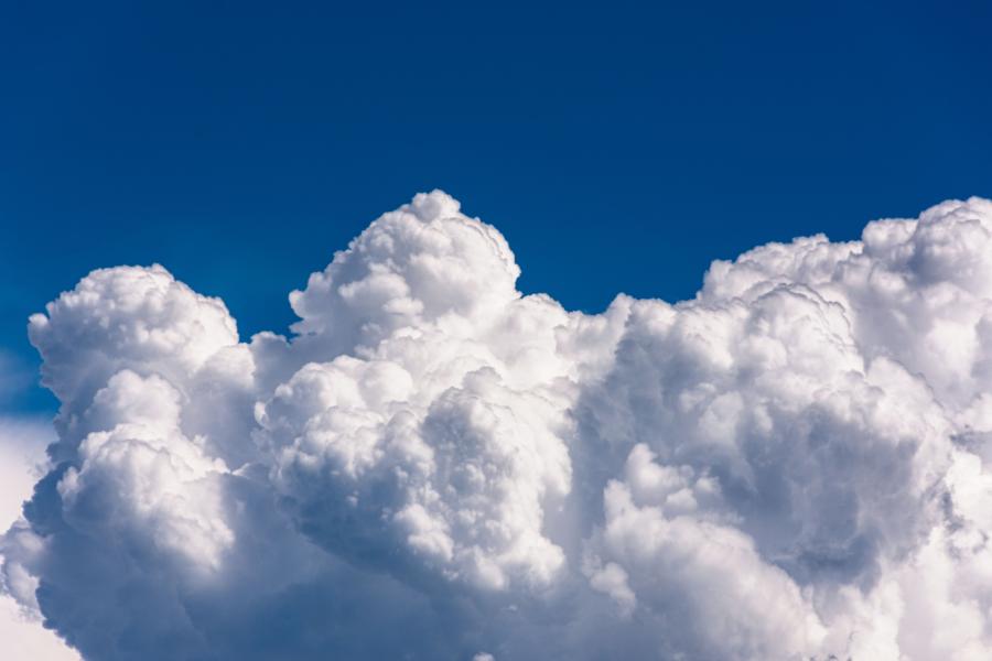 Wolken vor blauem Himmel
